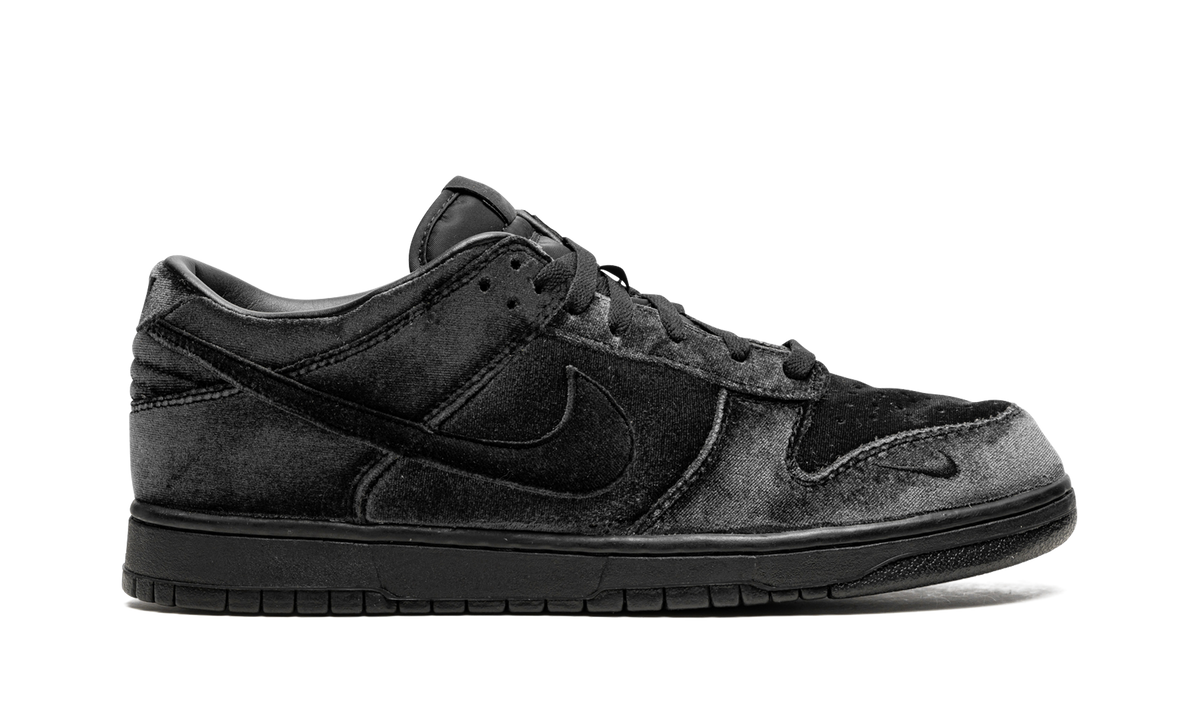 Dunk Low "Dover Street Market Triple Black Velvet" DH2686 002