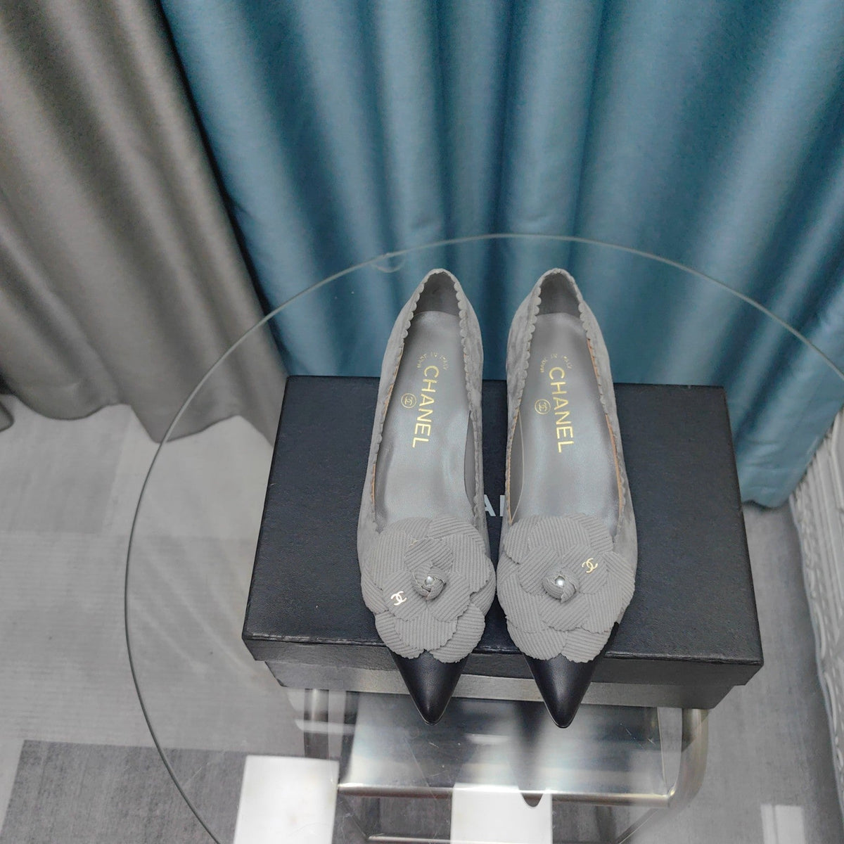CHANEL MEDIUM HEELS IN SPANISH GRAY SUEDE AND BLACK CALFSKIN WITH FLOWER